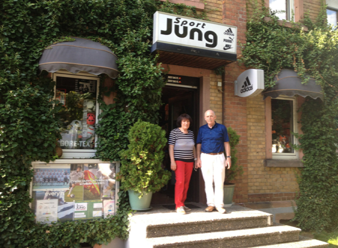 Seit ziemlich genau 40 Jahren sind Maria und Jürgen Jung mit ihrem Sportgeschäft Sport Jung an der Frankfurter Landstraße Partner des THC Hanau. Nun übergeben die Firmengründer das Geschäft in andere Hände und gleichzeitig zieht das Ladenlokal um.  Vom 31. August an findet man Sport Jung in großzügigeren Räumen an der Dörnigheimer Straße 2c in unmittelbarer Nähe zur Zulassungsstelle. Neben dem bisherigen Angebot wollen Monika Wenzel und ihr Bruder Peter das Sortiment in den nächsten Wochen noch erweitern.  Mitglieder und Vorstand bedanken sich beim Ehepaar Jung für die jahrzehntelange Zusammenarbeit und die stets gute fachliche Beratung.  Neue Adresse: Sport Jung Team + Freizeit Dörnigheimer Straße 2c 63452 Hanau 06181 98 38 82 www.sport-jung.com  Öffnungszeiten: Mo. bis Fr. 9.30 bis 13 und 14 bis 18.30 Uhr Sa, 9 bis 14 Uhr