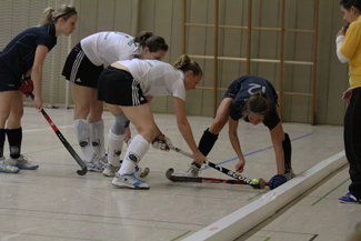 Sieg in Richtung Klassenerhalt: Die Hockey-Damen des 1. Hanauer THC schlagen am 1.2.2015 die Stuttgarter Kickers