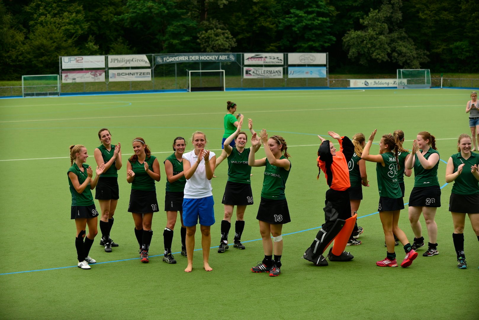 Klassenerhalt auf´m letzten Drücker: die 1. Damen des 1. Hanauer THC spielen auch in der Feldsaison 2014-2015 in die 1. Regionalliga Süd!
