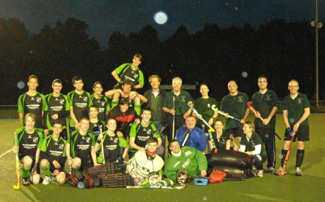 Grimms Märchenspieler - die Elternhockeymannschaft des 1. THC beim Freundschaftsspiel mit dem TV Erlenbach