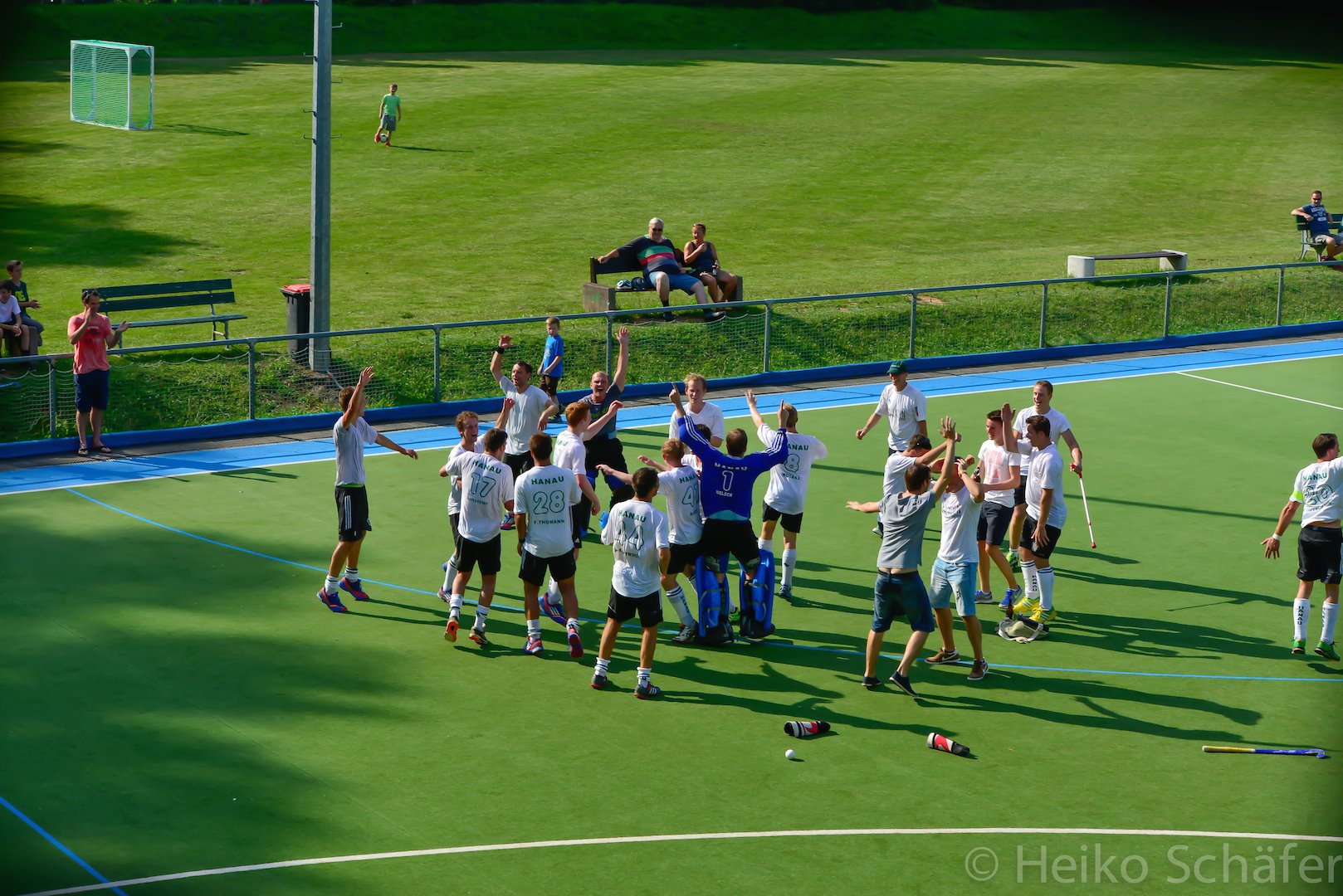 Aufstieg in die 1. Regionalliga Süd: die 1. Herren des Hanauer THC mit Trainer Harry Koch