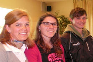 Ein Dankeschön sprach Hockeyjugenleiterin Andrea Dreger den engagierten Betreuern und Trainern Laura Becker und Valentin Meiser aus...