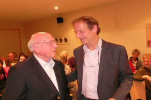 Seit 75 Jahren Mitglied: Robert Junge (links) mit dem Vorsitzenden Bernd Monsau