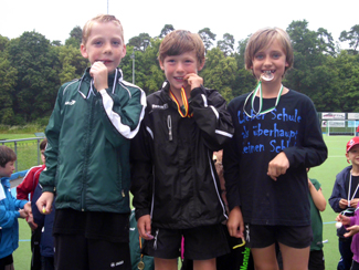 Auf dem Siegerpodest beim Hanauer 6-Kampf 2013 im 1. Hanauer THC e.V. Auf dem Siegerpodest beim Hanauer 6-Kampf 2013 im 1. Hanauer THC e.V.