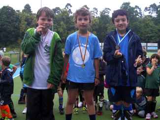 Auf dem Siegerpodest beim Hanauer 6-Kampf 2013 im 1. Hanauer THC e.V. Auf dem Siegerpodest beim Hanauer 6-Kampf 2013 im 1. Hanauer THC e.V.