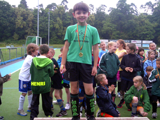 Auf dem Siegerpodest beim Hanauer 6-Kampf 2013 im 1. Hanauer THC e.V. Auf dem Siegerpodest beim Hanauer 6-Kampf 2013 im 1. Hanauer THC e.V.