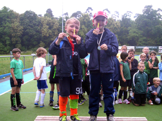 Auf dem Siegerpodest beim Hanauer 6-Kampf 2013 im 1. Hanauer THC e.V. Auf dem Siegerpodest beim Hanauer 6-Kampf 2013 im 1. Hanauer THC e.V.