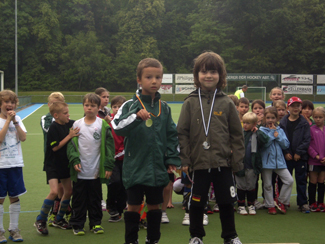 Auf dem Siegerpodest beim Hanauer 6-Kampf 2013 im 1. Hanauer THC e.V. Auf dem Siegerpodest beim Hanauer 6-Kampf 2013 im 1. Hanauer THC e.V.