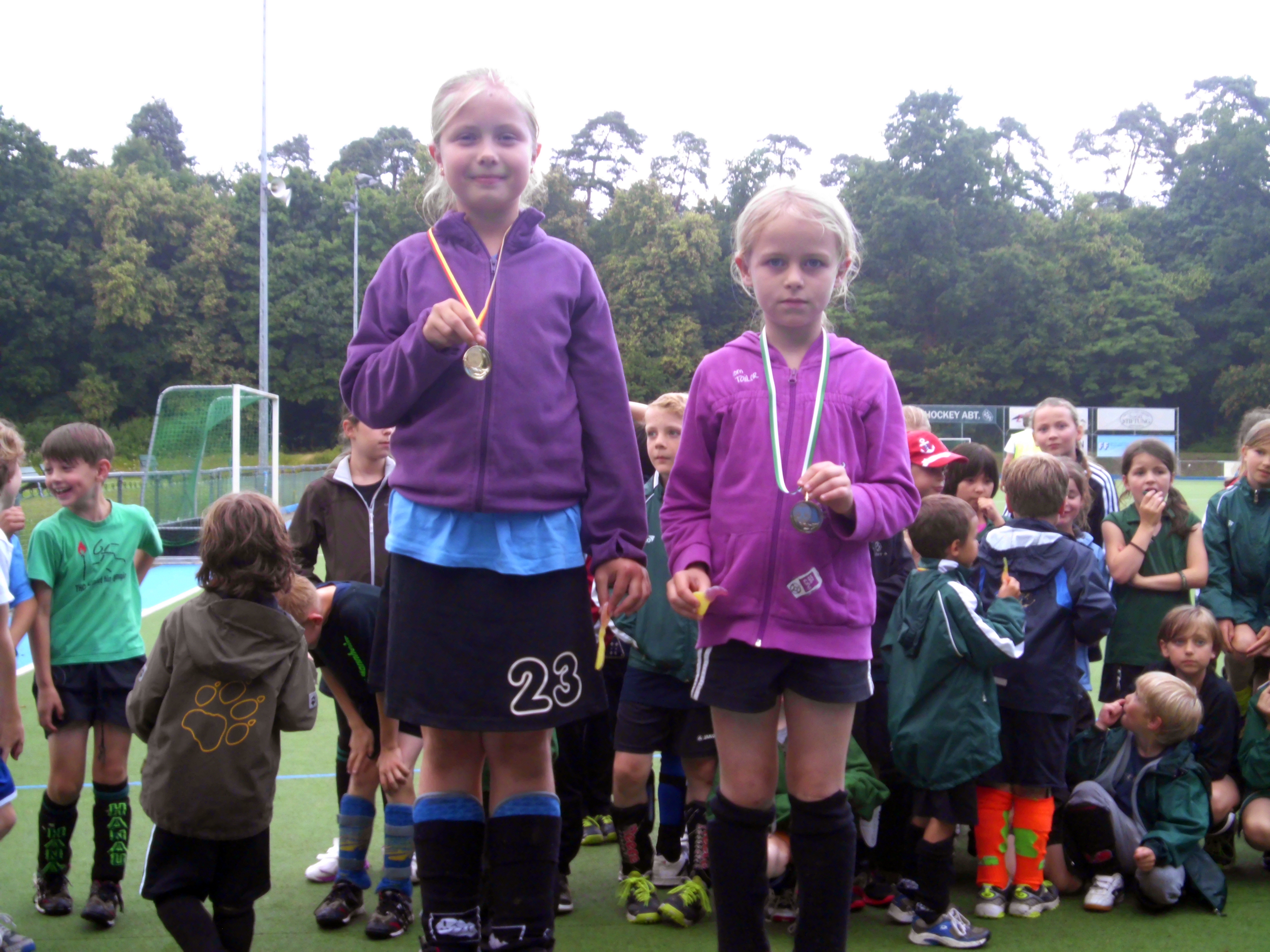 Auf dem Siegerpodest beim Hanauer 6-Kampf 2013 im 1. Hanauer THC e.V. Auf dem Siegerpodest beim Hanauer 6-Kampf 2013 im 1. Hanauer THC e.V.