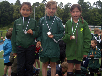 Auf dem Siegerpodest beim Hanauer 6-Kampf 2013 im 1. Hanauer THC e.V. Auf dem Siegerpodest beim Hanauer 6-Kampf 2013 im 1. Hanauer THC e.V.