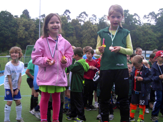 Auf dem Siegerpodest beim Hanauer 6-Kampf 2013 im 1. Hanauer THC e.V. Auf dem Siegerpodest beim Hanauer 6-Kampf 2013 im 1. Hanauer THC e.V.