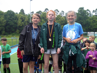 Auf dem Siegerpodest beim Hanauer 6-Kampf 2013 im 1. Hanauer THC e.V. Auf dem Siegerpodest beim Hanauer 6-Kampf 2013 im 1. Hanauer THC e.V.