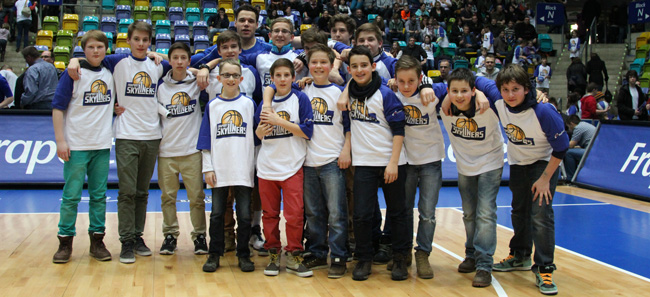 Hockey meets Basketball - die Knaben A des THC Hanau bei den Skyliners