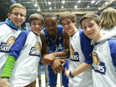 Hockeycracks treffen auf Basketbalstar der Fraport Skyliners