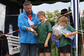 Kurze Danksagung durch Paul und Moritz während der Siegerehrung beim Eintopf Pokal 2014 des RTHC in Leverkusen
