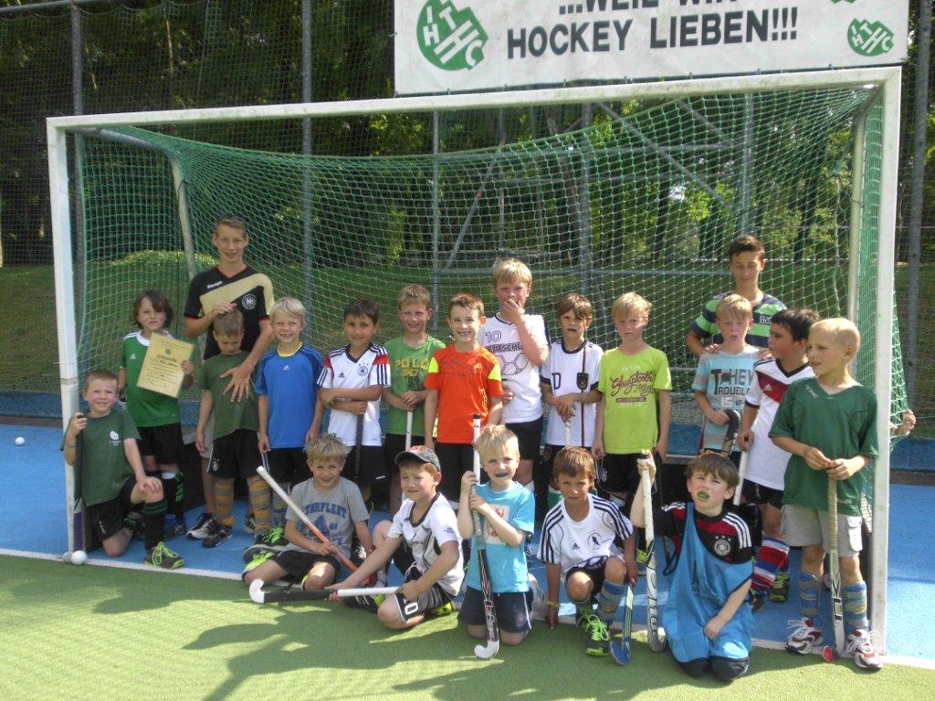 Die Knaben D erwerben in dr Feldsaison 2014 eine Parzelle des Kunstrasenplatzes!