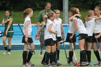 Gemeinsam feiern sie den 2:0-Erfolg über den MTV Kronberg: die Pokalmannschaft Mädchen A des 1. Hanauer THC