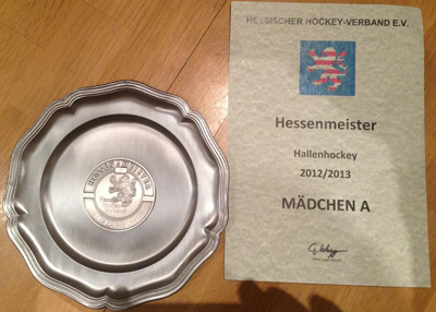 Das Objekt der Begierde - Die Meisterschale und Urkunde zur Hessenmeisterschaft Halle 2013