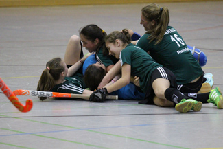 Überglücklich: Die Mädchen A des 1. Hanauer THC e.V. stehen ins Finale um die Hesenmeisterschaft 2014-2015