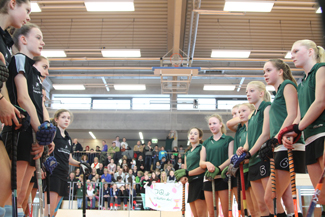 Die A Mädchen des 1. Hanauer THC bei der Süddeutsche Meisterschaft 2013 in der Hessen-Homburg-Halle in Hanau