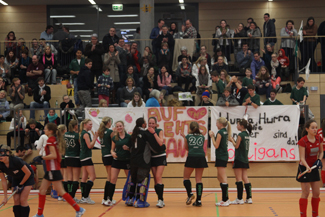 Die A Mädchen des 1. Hanauer THC bei der Süddeutsche Meisterschaft 2013 in der Hessen-Homburg-Halle in Hanau