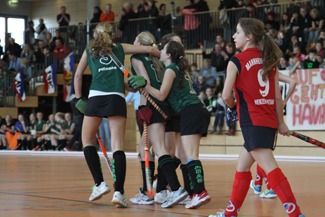 Die A Mädchen des 1. Hanauer THC bei der Süddeutsche Meisterschaft 2013 in der Hessen-Homburg-Halle in Hanau