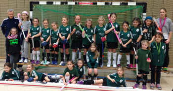 Nicht zu bremsen am 7. Februar 2015: die Hockeymädchen D des 1. Hanauer THc spielten die Gegner aus der heimischen Güntherteichhalle in Hanau