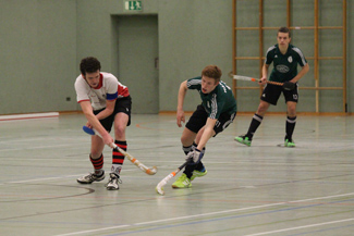 Hanau´s Justin Weber erkämpft sich den Ball