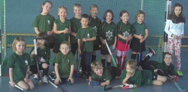 Machten die ersten Erfahrungen beim Hockesturnier des HC Bad Homburg: die Minis des 1. Hanauer THC mit Werner Studemund