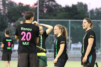 Begeisterung pur: das Trainer-Betreuer-Spiel am Sonntagabend