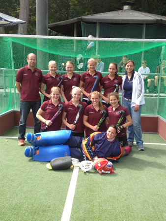 Fahren zum Bundesfinale nach Berlin: die Schulhockeymannschaft der Karl-Rehbein-Schule in Hanau
