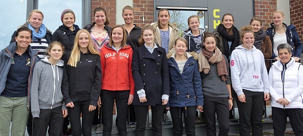 DHB Talentcoaching für Frauenpower - Schiedsrichter-Förderkader vor dem Zollhaus Bremen