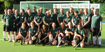 Die Seniorinnen und Seniorenmannschaft des 1. Hanauer THC