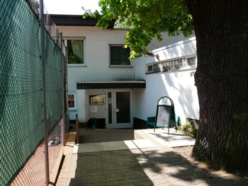 Eingang zur Geschäftsstelle, die Umkleiden und zur Tennishalle im 1. Hanauer Tennis- und Hockey-Club e.V.