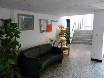 Sitzecke und Durchgang zur Tennishalle des 1. Hanauer Tennis- und Hockey-Club e.V.