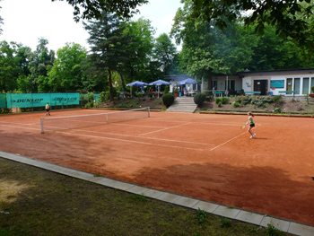 M-Platz mit Clubhaus im Hintergrund