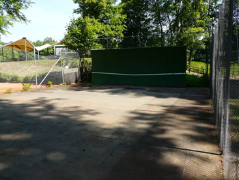 Die Tennis-Ballwand beim Hockeyfeld des 1. Hanauer Tennis- und Hockey-Club e.V.