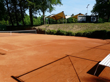 Der Tennisplatz zwischen Hockeyfeld und Parkplatz im 1. Hanauer Tennis- und Hockey-Club e.V.