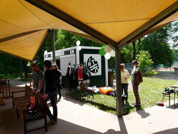 Das Hockey-Zeltdach beim Hockeyplatz des 1. Hanauer Tennis- und Hockey-Club e.V.