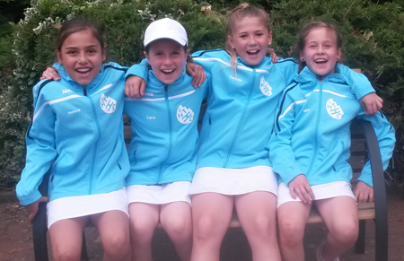 Die U10w des 1. Hanauer THC e.V. in ihren neuen Anzügen.