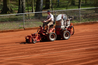 Frühjahrsüberholung der Tennisplätzen im 1. Hanauer THC