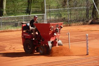 Frühjahrsüberholung der Tennisplätzen im 1. Hanauer THC