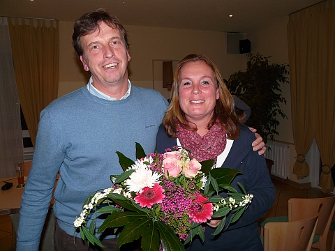 Blumen gab es von Abteilungsleiter Peter Oberländer für Philippa Deuschel, die gute Seele der Geschäftsstelle.
