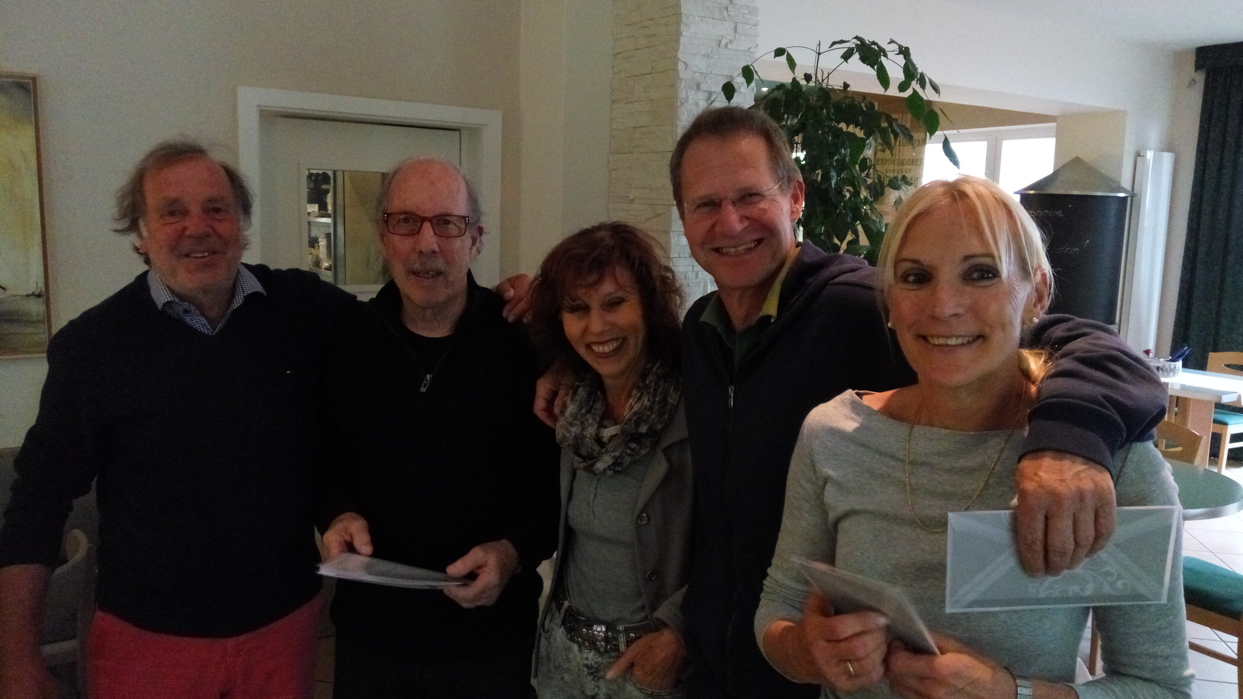 Bei der Siegerehrung (von links): „Turnierchef“ Jürgen Fischer, Dieter Ramseger, Uschi Ramseger, Christoph Armbruster und Patricia Koubek. 